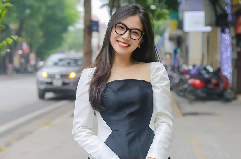 Em gái xinh đẹp nhảy giữa 1 dàn soái ca